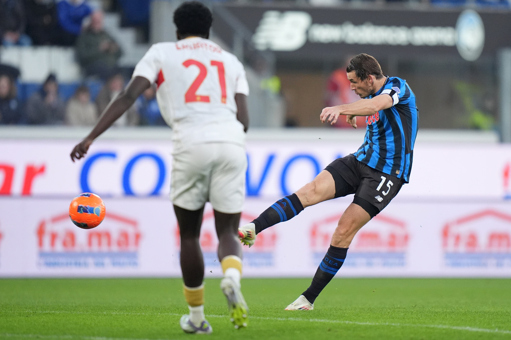 Atalanta's Marten de Roon scores his side's second goal during the Italian Cup soccer match between Atalanta and Genoa in Bergamo, Italy, Wednesday Dec. 3, 2025. (Spada/LaPresse via AP)