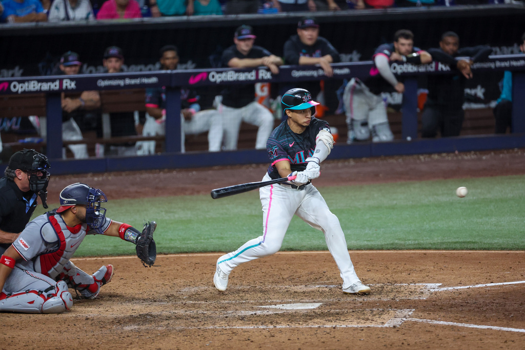 Miami Marlins' Javier Sanoja hits the game-winning RBI single during the ninth inning of a baseball game against the Washington Nationals, Friday, Aug. 21, 2026, in Miami. (AP Photo/David Santiago)