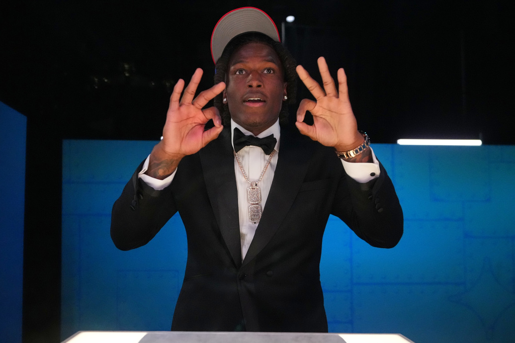 Ohio State linebacker Arvell Reese puts on a hat after being chosen by the New York Giants with the fifth overall pick during the first round of the NFL football draft, Thursday, April 23, 2026, in Pittsburgh. (AP Photo/Jeff Roberson)