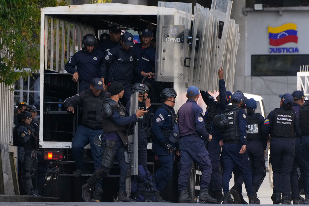 Riot police arrive to El Helicoide, the headquarters of Venezuela's intelligence service and detention center, in Caracas, Venezuela, Thursday, Jan. 8, 2026, after National Assembly President Jorge Rodriguez said the government would release Venezuelan and foreign prisoners. (AP Photo/Ariana Cubillos)