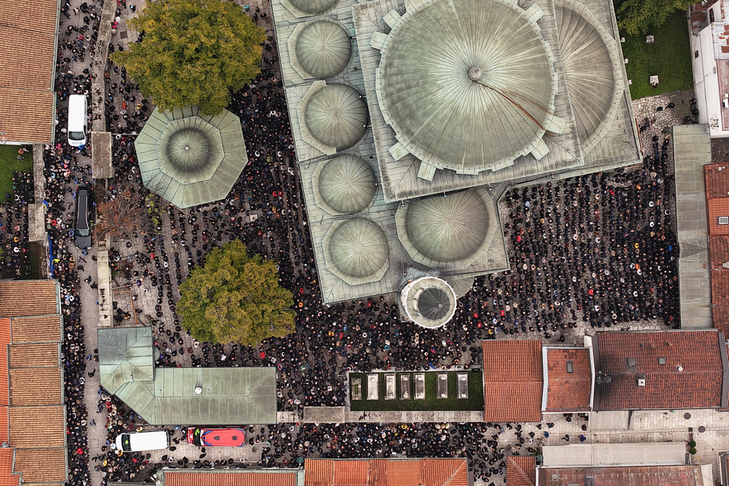 Thousands of people attend the funeral of popular Bosnian folk singer Halid Beslic, who also was also widely known for his humanitarian work during and after the country's bloody 1992-95 war, in Sarajevo, Bosnia, Monday, Oct. 13, 2025. (AP Photo/Armin Durgut)