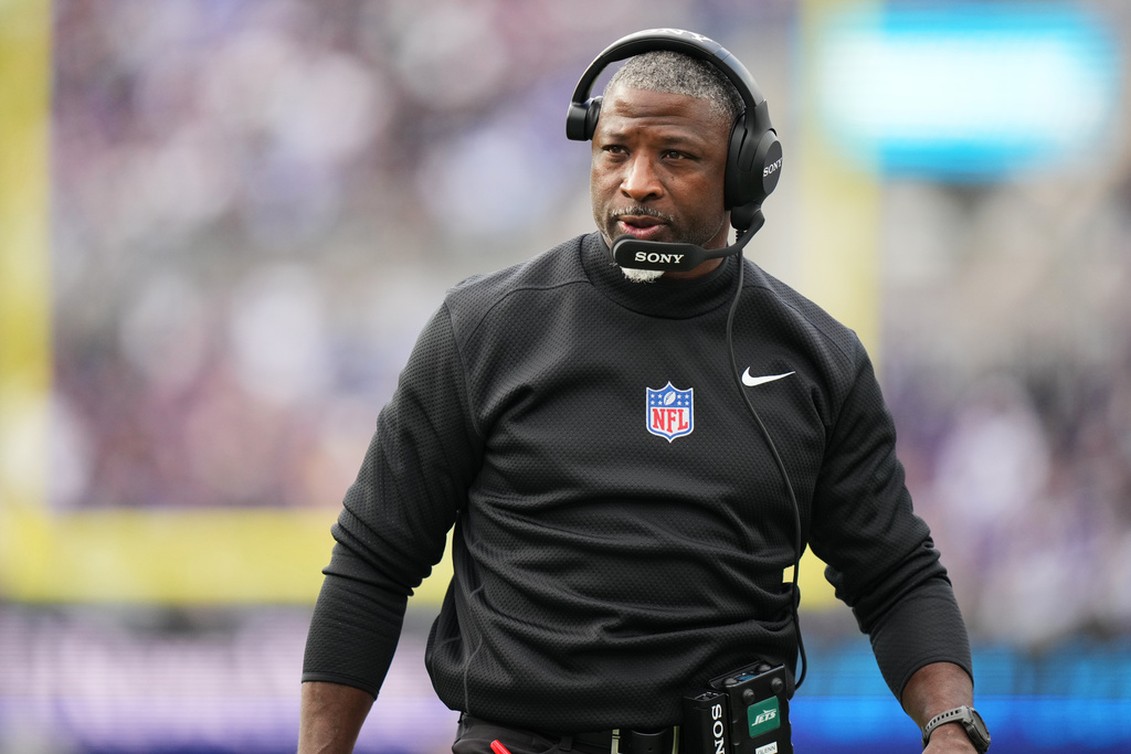 New York Jets head coach Aaron Glenn watches from the sideline during the first half of an NFL football game against the Baltimore Ravens, Sunday, Nov. 23, 2025, in Baltimore. (AP Photo/Stephanie Scarbrough)