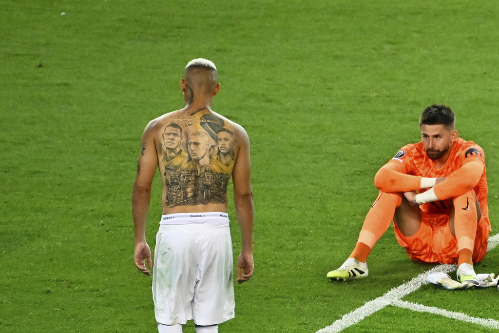 Tottenham's Richarlison and Tottenham's goalkeeper Guglielmo Vicario are dejected after the UEFA Super Cup soccer match between Paris Saint-Germain and Tottenham Hotspur in Udine, Italy, Thursday, Aug. 14, 2025. (AP Photo/Denes Erdos)