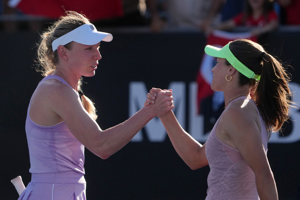 Zeynep Sonmez, right, of Turkey is congratulated by Ekaterina Alexandrova of Russia following their first round match at the Australian Open tennis championship in Melbourne, Australia, Sunday, Jan. 18, 2026. (AP Photo/Asanka Brendon Ratnayake)