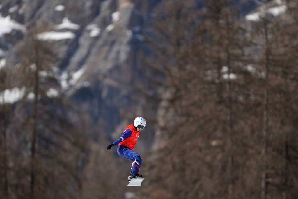 Cecile Hernandez, of France,competes in a women's snowboard cross SB-LL2 semifinal at the 2026 Winter Paralympics, in Cortina d'Ampezzo, Italy, Sunday, March 8, 2026. (AP Photo/Evgeniy Maloletka