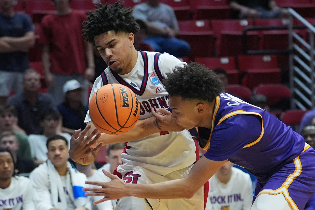 St. John's guard Oziyah Sellers, left, battles Northern Iowa guard Trey Campbell for a loose ball during the first half in the first round of the NCAA college basketball tournament Friday, March 20, 2026, in San Diego. (AP Photo/Marcio Jose Sanchez)