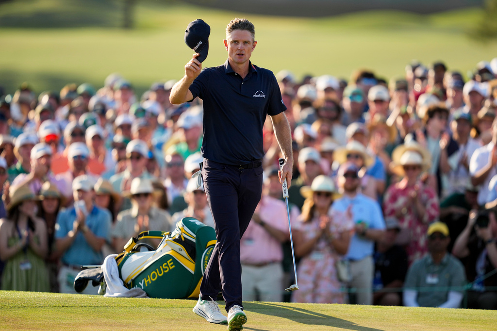 Justin Rose, of England, walks to green on the 18th hole during the final round of the Masters golf tournament at the Augusta National Golf Club, Sunday, April 12, 2026, in Augusta, Ga. (AP Photo/Ashley Landis)