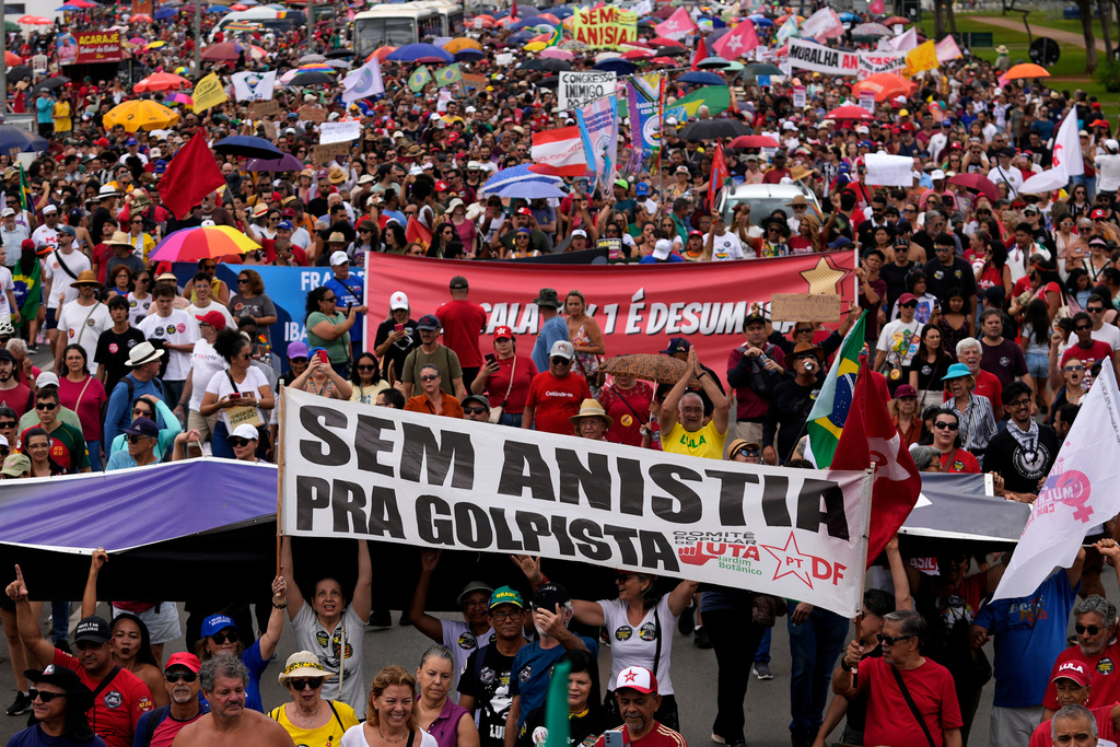 Demonstrators protest a bill that looks to reduce former President Jair Bolsonaro's prison time, in Brasilia, Brazil, Sunday, Dec. 14, 2025. (AP Photo/Eraldo Peres)