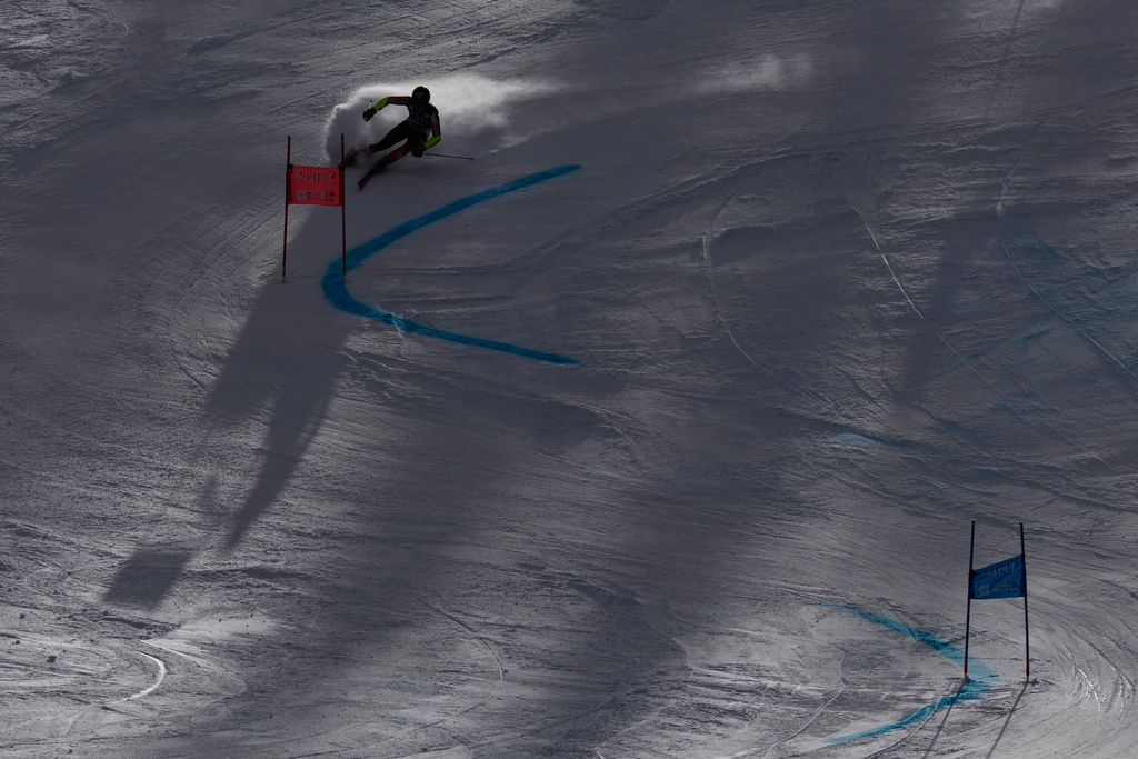 Canada's Erik Read competes during a World Cup men's giant slalom skiing race, Friday, Nov. 28, 2025, in Copper Mountain. (AP Photo/John Locher)