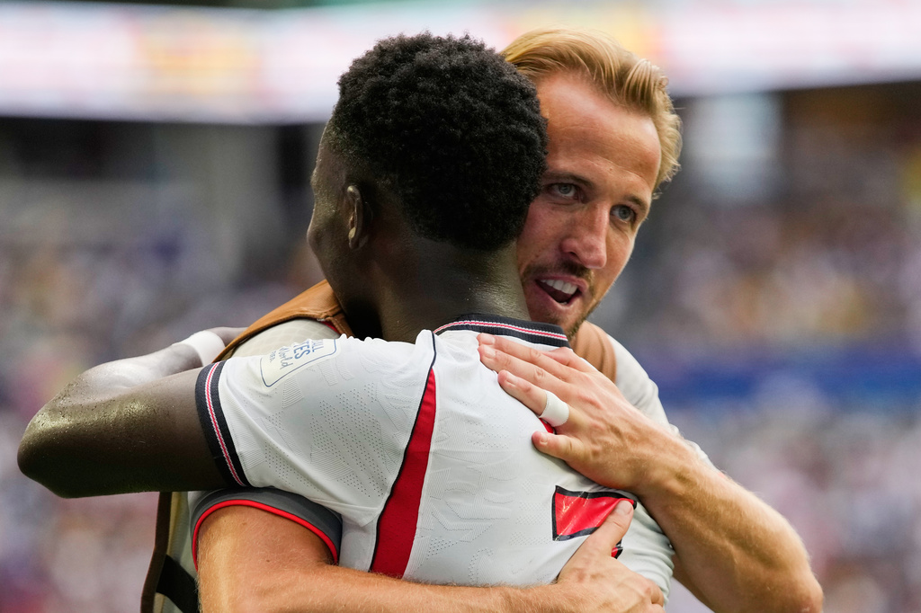 England's Harry Kane, right, embraces Bukayo Saka after Saka their fifth goal, his third, during the World Cup third-place playoff soccer match between France and England in Miami Gardens, Fla., Saturday, July 18, 2026. (AP Photo/Lynne Sladky)