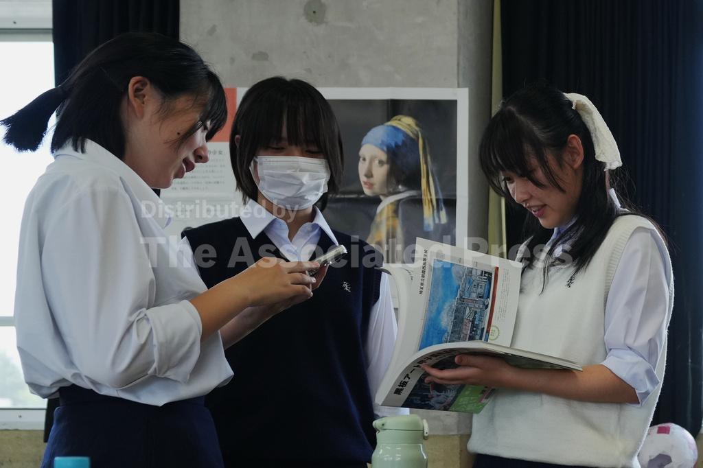 Young Japanese artists turn school blackboards into a hit medium