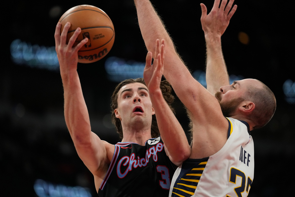 Indiana Pacers center Jay Huff (32), right, defends Chicago Bulls guard Josh Giddey (3) during the first half of an NBA basketball game, Friday, Dec. 5, 2025, in Chicago. (AP Photo/Erin Hooley)