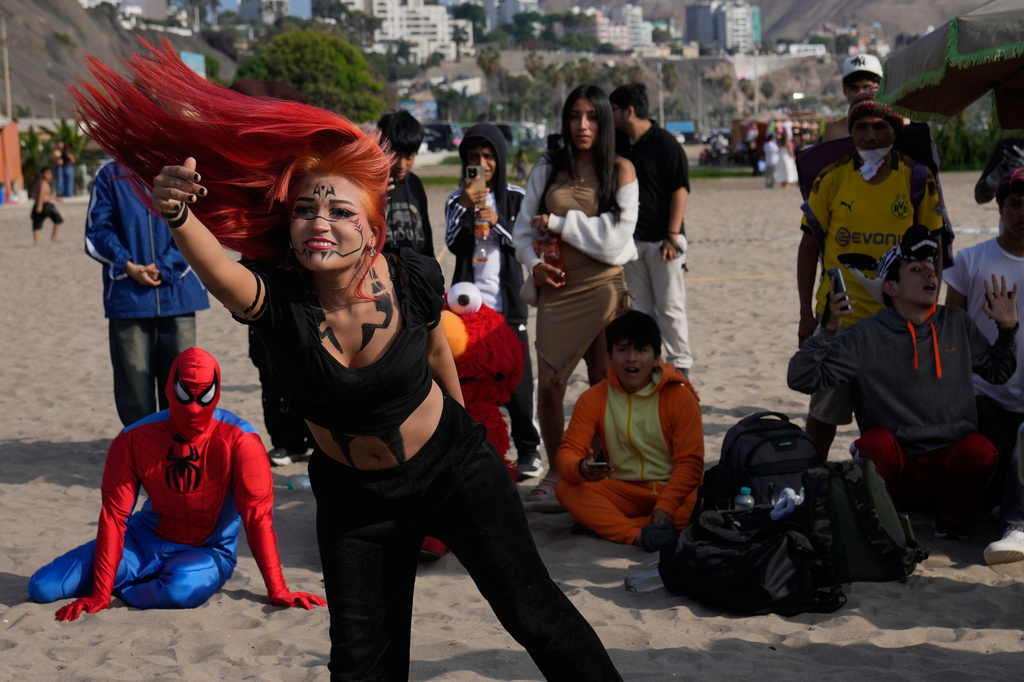 A participant who goes by “Ciclope,” or Cyclops, competes in an aura-farming battle at Las Sombrillas beach in Lima, Peru, on Aug. 29, 2026. (AP Photo/Martin Mejia)
