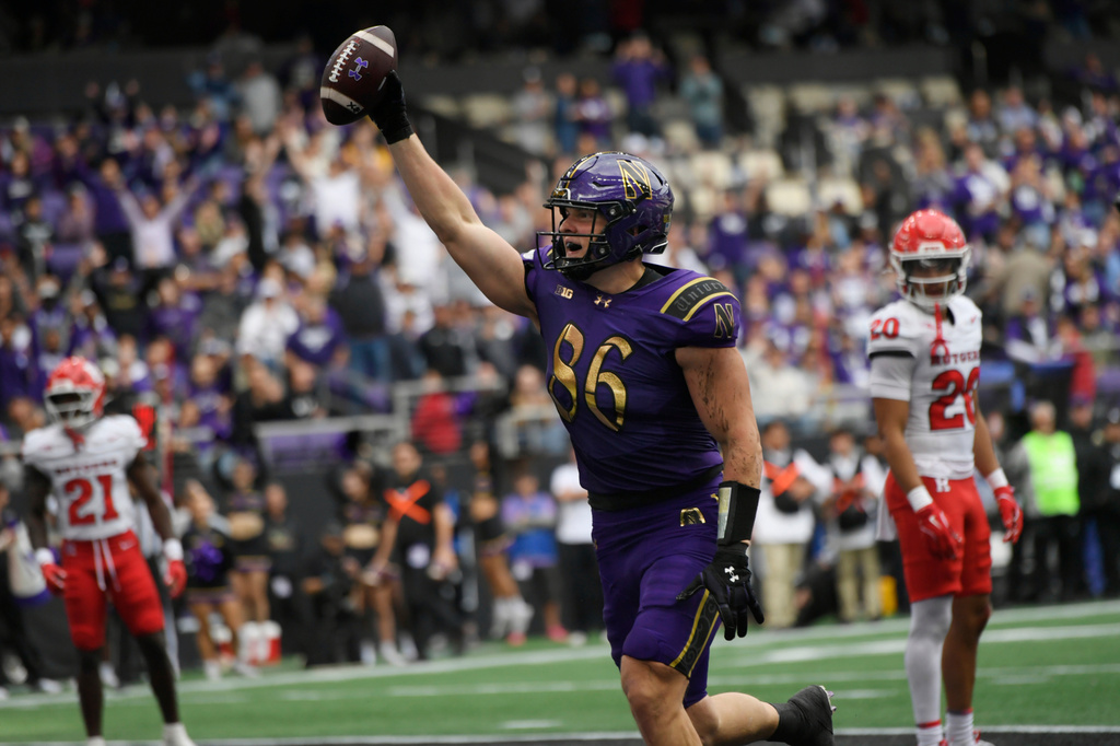 Northwestern tight end Alex Honig (86) celebrates after catching a touchdown pass during the first half of an NCAA college football game against Rutgers, Saturday, Oct. 24, 2026, in Evanston, Ill. (AP Photo/Paul Beaty)