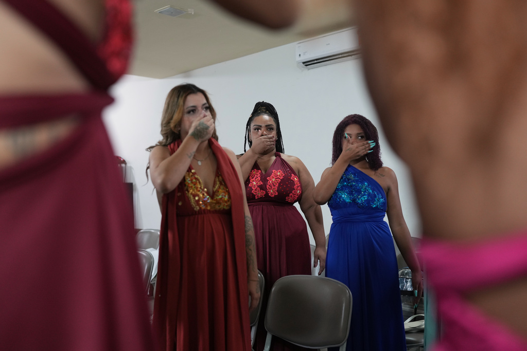 Inmates warm up their voices backstage as they prepare to sing in the Voice of Freedom rehabilitation program singing contest at the Djanira Dolores de Oliveira women's penitentiary in Rio de Janeiro, Friday, Jan. 23, 2026. (AP Photo/Silvia Izquierdo)