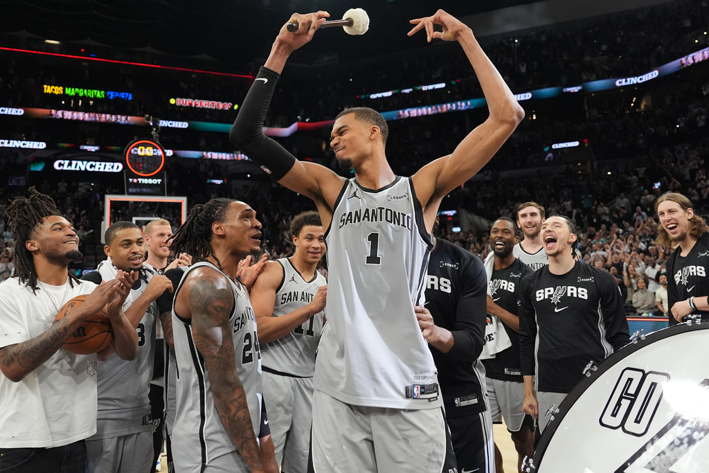 San Antonio Spurs forward Victor Wembanyama (1) celebrates with teammates after he hit a game-winning score against the Phoenix Suns in the final seconds of an NBA basketball game in San Antonio, Thursday, March 19, 2026. (AP Photo/Eric Gay)