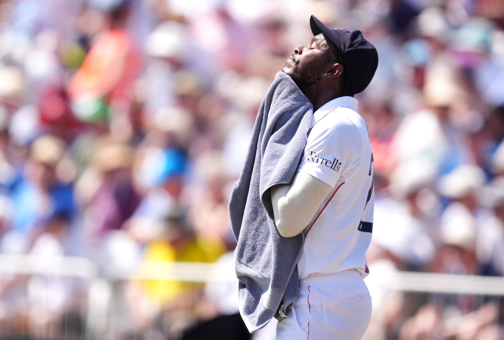 England's Jofra Archer wipes his face with a towel, during day one of the Third Test cricket match between England and New Zealand, in Nottingham, England, Thursday June 25, 2026. (Mike Egerton/PA via AP)