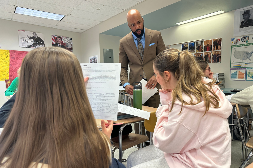 Leon Smith, named the 2026 National Teacher of the Year, talks to students inhis classroom at Haverford High School, in Havertown, Pa.on Monday, April 20, 2026. (AP Photo/Tassanee Vejpongsa)