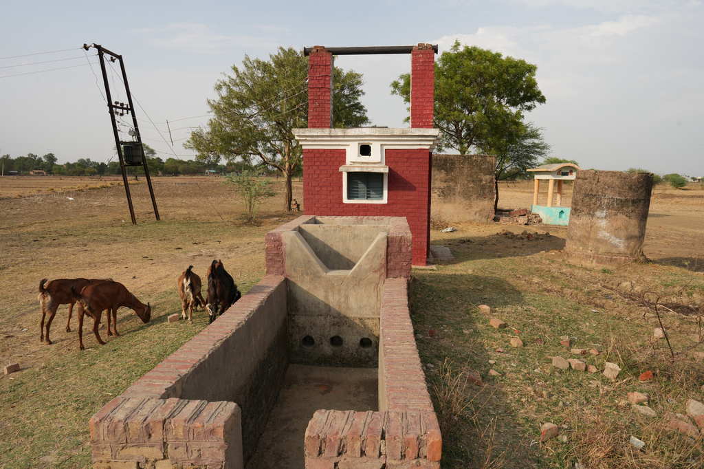 A dry tubewell is visible at an agricultural field on outskirts of Banda, India, Sunday, June 21 2026. (AP Photo/Rajesh Kumar Singh)