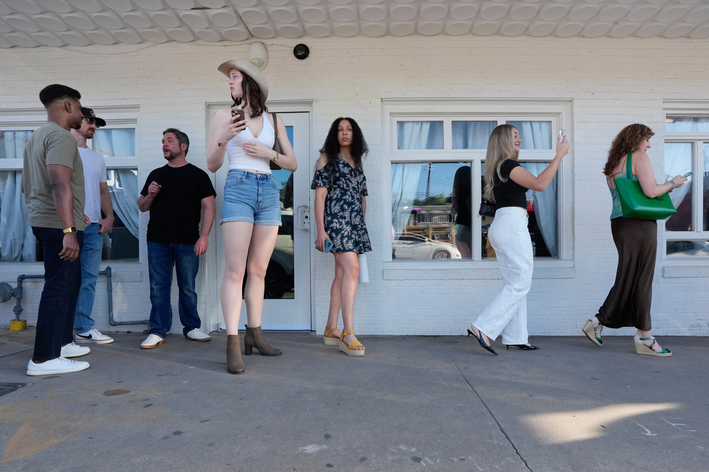 Celina Vilcinskas, center left, who is 6 feet, 8 inches tall, waits in line to enter a Tall Tour event Saturday, May 9, 2026, in Austin, Texas. (AP Photo/David J. Phillip)