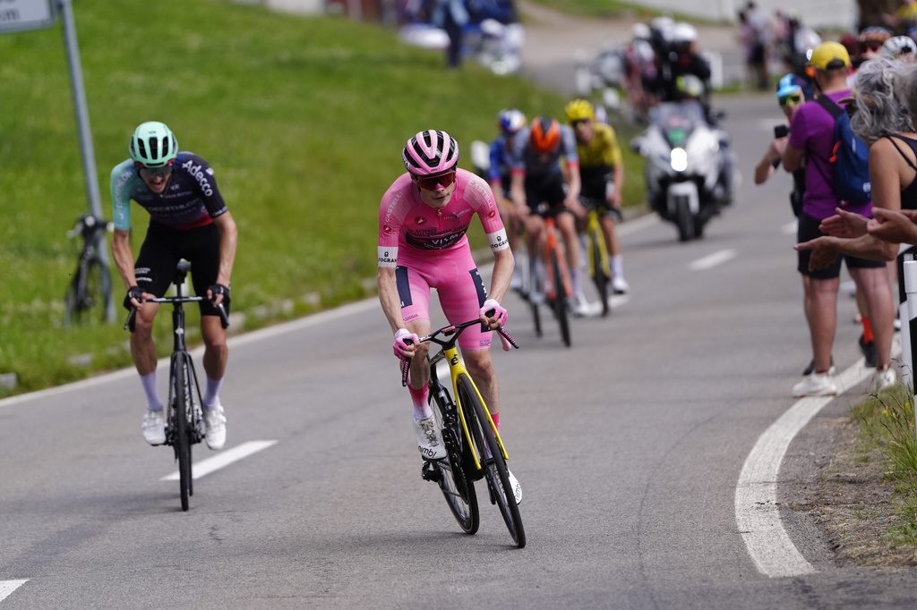 Denmark's Jonas Vingegaard wears the pink jersey of the race overall leader on his way to win the 16th stage of the Giro d'Italia cycling race from Bellinzona to Cari', Switzerland, Tuesday May 26, 2026 (Fabio Ferrari/LaPresse via AP)