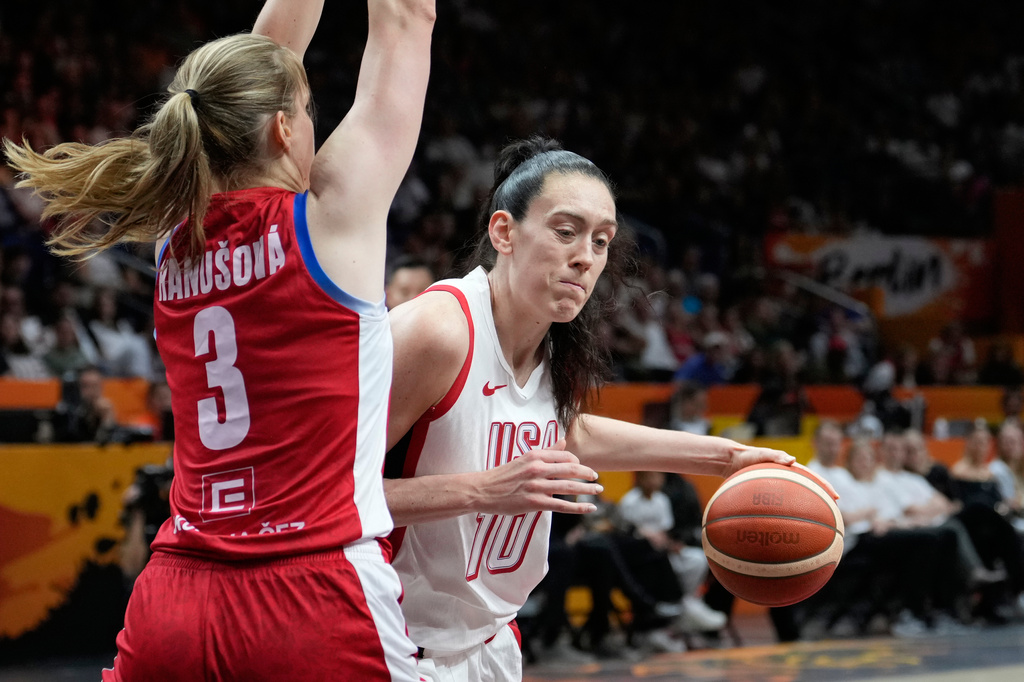 Czechia's Alena Hanusova guards Breanna Stewart, of the United States, during the Women's Basketball World Cup match between the United States and Czechia in Berlin, Monday, Sept. 7, 2026. (AP Photo/Ebrahim Noroozi)