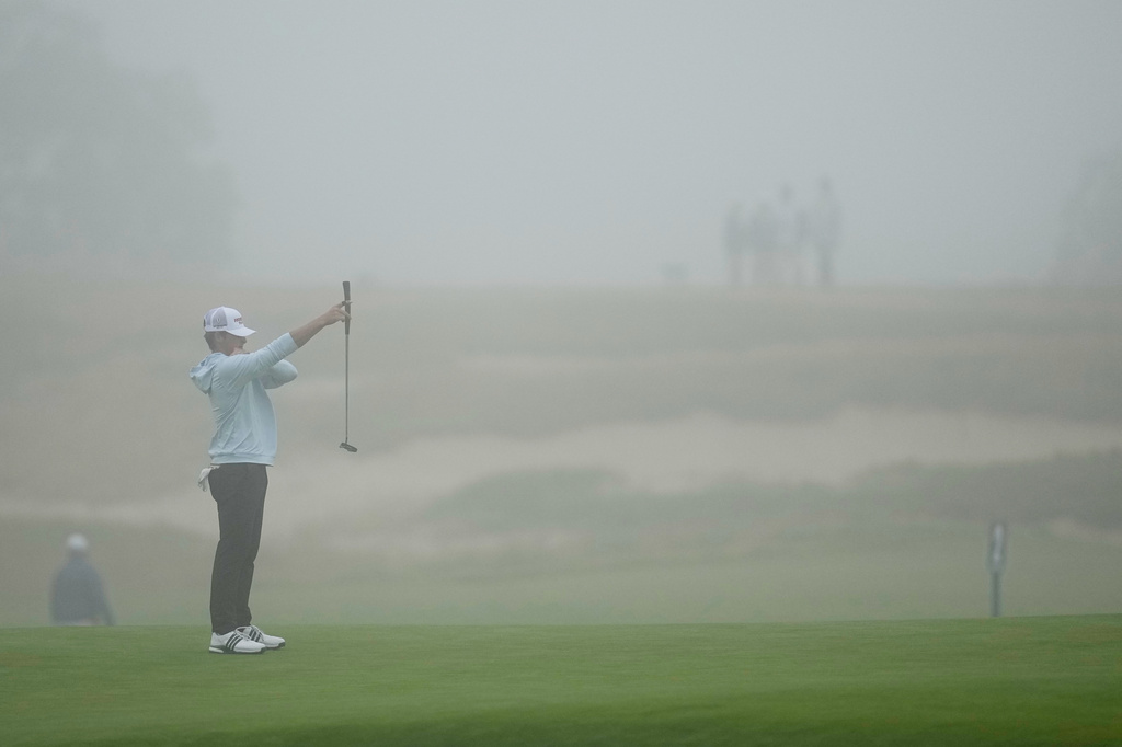 Chase Kyes lines up a putt on the first hole during the first round of the U.S. Open golf tournament at Shinnecock Hills Golf Club in Southampton, N.Y., Thursday, June 18, 2026.(AP Photo/David J. Phillip)