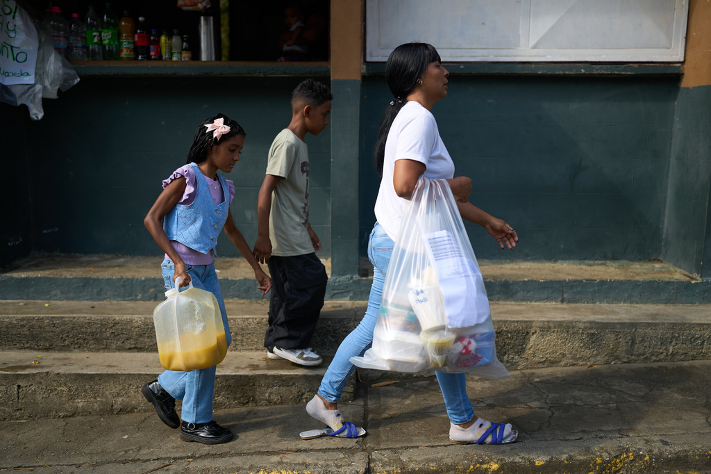 Mileidy Mendoza, joined by her son and daughter, arrive to the Yare prison complex to visit her husband, Eric Diaz, where he is being held on political grounds, in San Francisco de Yare, Venezuela, Sunday, April 5, 2026. (AP Photo/Ariana Cubillos)