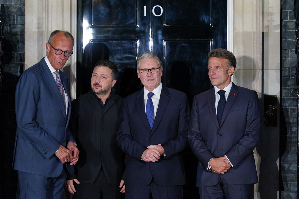 Britain's Prime Minister Keir Starmer, second from right, France's President Emmanuel Macron, right, Ukraine's President Volodymyr Zelenskyy, second from left, and Germany's Chancellor Friedrich Merz pose on the doorstep of 10 Downing Street after their meeting in London, Sunday, June 7, 2026. (AP Photo/Alberto Pezzali)