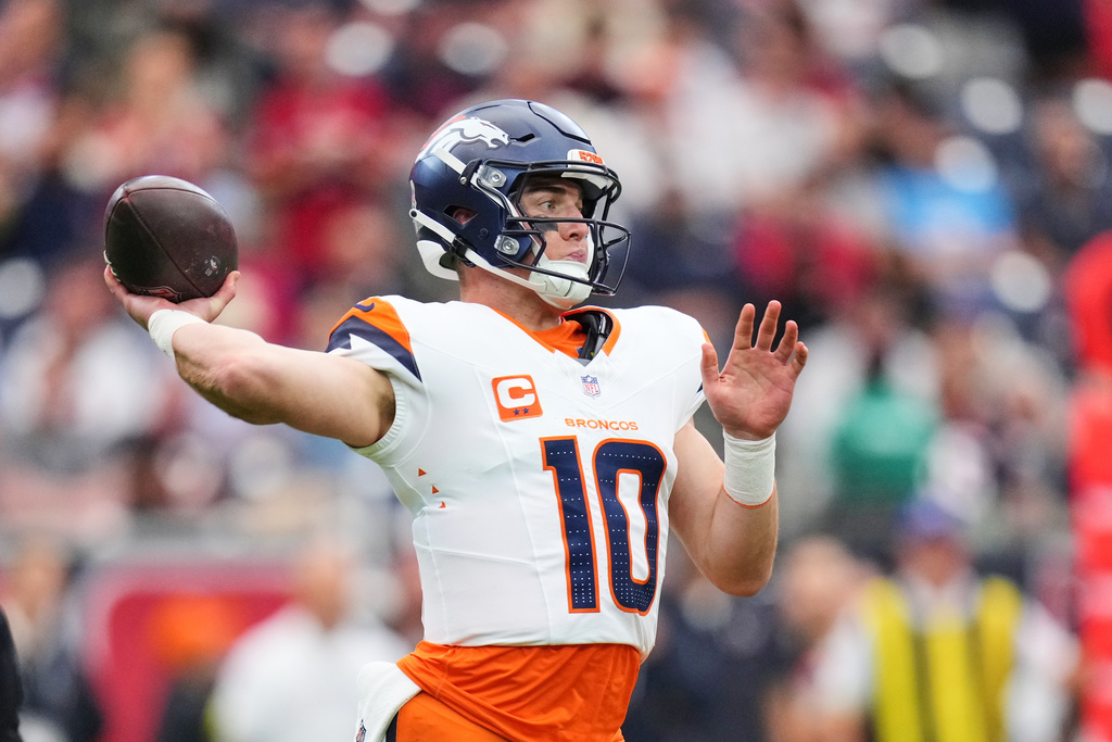 Denver Broncos quarterback Bo Nix (10) throws a pass in the second half of an NFL football game against the Houston Texans Sunday, Nov. 2, 2025, in Houston. (AP Photo/Eric Gay)