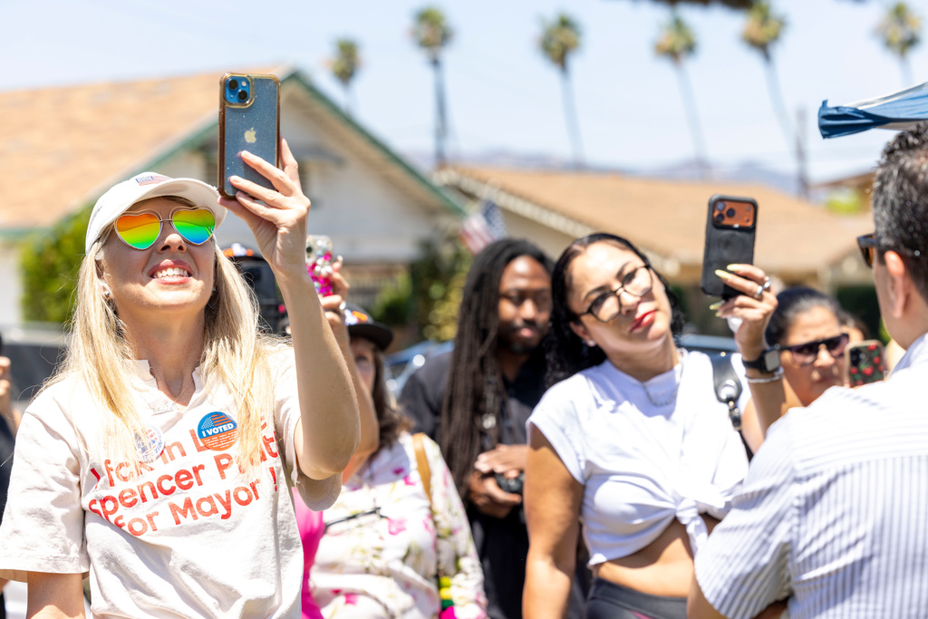 Supporter listen to Los Angeles mayoral candidate Spencer Pratt during a block party campaign event Sunday, May 31, 2026, in Los Angeles. (AP Photo/Jill Connelly)