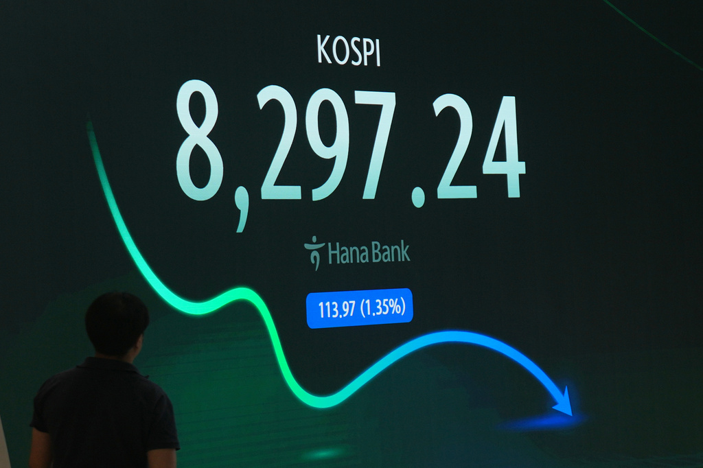 A member of media looks at the screen showing the Korea Composite Stock Price Index (KOSPI) at a dealing room of Hana Bank in Seoul, South Korea, Monday, June 29, 2026. (AP Photo/Lee Jin-man)
