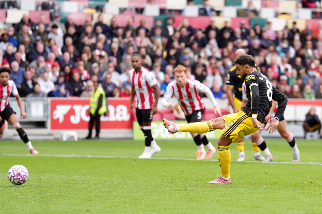 Manchester United's Bruno Fernandes misses a penalty during the English Premier League soccer match between Brentford and Manchester United at the Gtech Community Stadium, London, Saturday, Sept. 27, 2025. (Maja Smiejkowska/PA via AP)