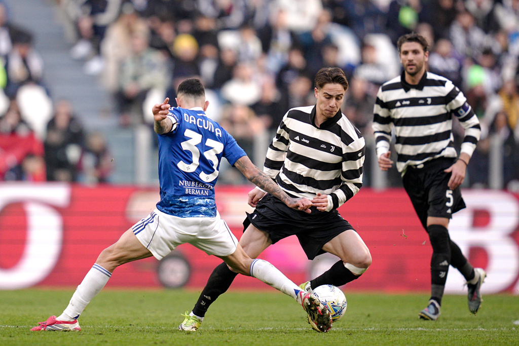 Juventus' Kenan Yildiz, right, fights for the ball with Como's Lucas Da Cunha during the Italian Serie A soccer match between Juventus and Como in Turin, Italy, Saturday, Feb. 21, 2026. (Marco Alpozzi/LaPresse via AP)