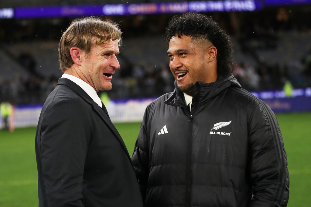 New Zealand coach Scott Robertson, left, talks to Leicester Fainga'anuku following the Bledisloe Cup rugby test between the All Blacks and the Wallabies in Perth, Australia, Saturday, Oct 4, 2025. (AP Photo/Gary Day)