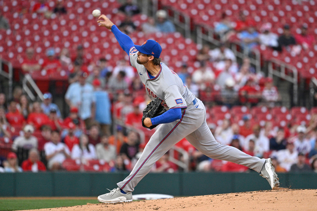 New York Mets pitcher Clay Holmes throws in the first inning of a baseball game against the St. Louis Cardinals, Monday, March 30, 2026, in St. Louis. (AP Photo/Joe Puetz)