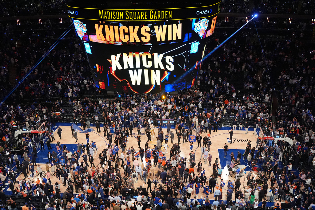 Players and fans celebrate after the New York Knicks' victory over the San Antonio Spurs in Game 4 of the NBA Finals basketball series, Wednesday, June 10, 2026, in New York. (AP Photo/Frank Franklin II)