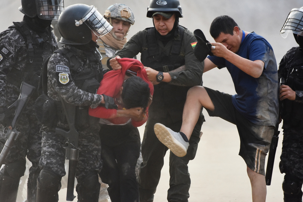 Police detain demonstrators during an anti-government protest in Vinto, Bolivia, Monday, June 8, 2026. (AP Photo/Dico Soliz)