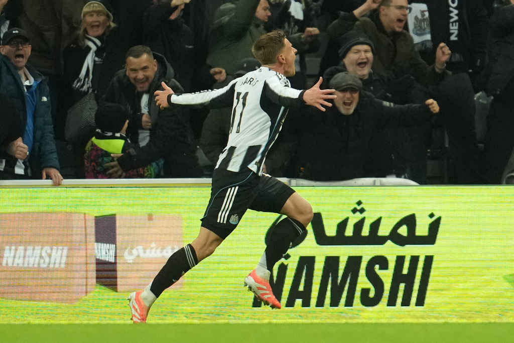 Newcastle's Harvey Barnes runs after scoring during a Premier League soccer match between Newcastle United and Manchester City in Newcastle, England, Saturday, Nov. 22, 2025. (AP Photo/Jon Super)