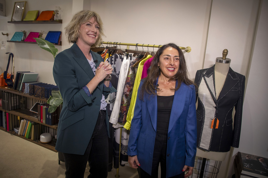 Stylist Natalie Tincher, left, and Deborah Borg discuss how to pull off the no makeup makeup look at the women's clothing store Dalya on Wednesday, Aug. 27, 2025, in New York. (Photo by Andy Kropa/Invision/AP)