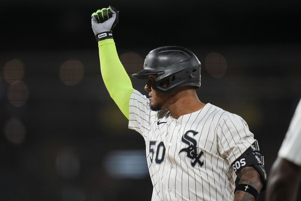 Chicago White Sox's Lenyn Sosa signals to the dugout after hitting a one-run single during the sixth inning of a baseball game against the Kansas City Royals, Tuesday, Aug. 26, 2025, in Chicago. (AP Photo/Erin Hooley)