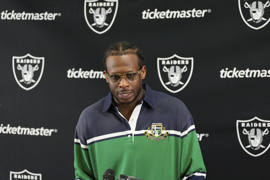 Las Vegas Raiders quarterback Geno Smith speaks during a news conference after an NFL football game Sunday, Sept. 21, 2025, in Landover, Md. (AP Photo/Stephanie Scarbrough)