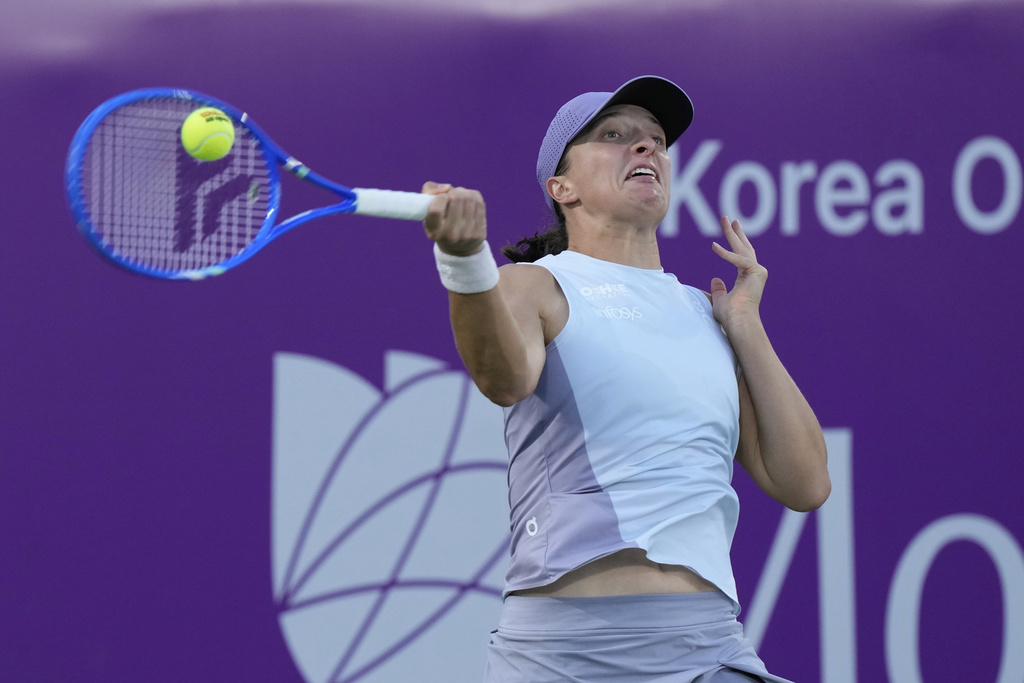 Iga Swiatek of Poland returns a shot to Ekaterina Alexandrova of Russia during the final match of the Korea Open tennis championships at Seoul Olympic Park Tennis Center in Seoul, South Korea, Sunday, Sept. 21, 2025. (AP Photo/Ahn Young-joon)