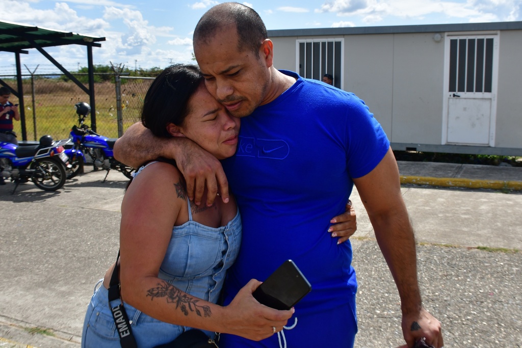 Carlos Andres Perez, right, embraces his cousin upon his release from prison in Tocuyito, Venezuela, Sunday, Jan. 25, 2026. (AP Photo/Jacinto Oliveros)
