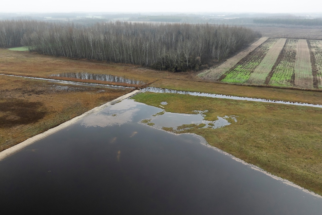 CORRECTS DATE FROM DEC. 29 to DEC. 12 - Water floods an area and an artificial lake in Kiskunmajsa, Hungary, Dec. 12, 2025. (AP Photo/Denes Erdos)