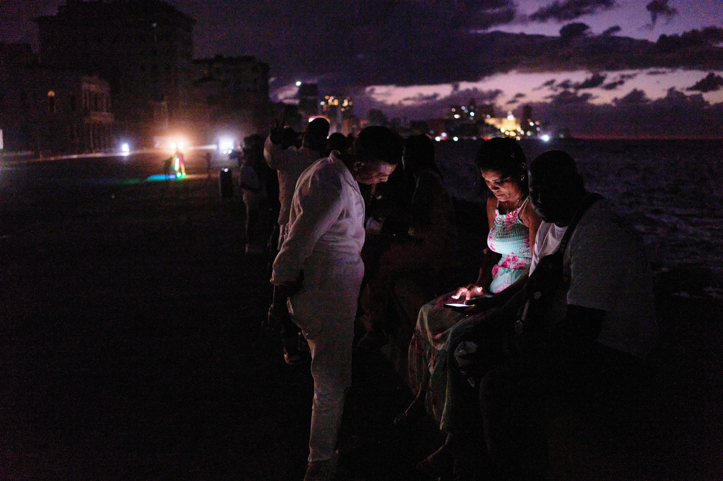 FILE - People spend the night in the dark on the Malecon during a blackout in Havana, Cuba, March 21, 2026. (AP Photo/Ramon Espinosa, File)