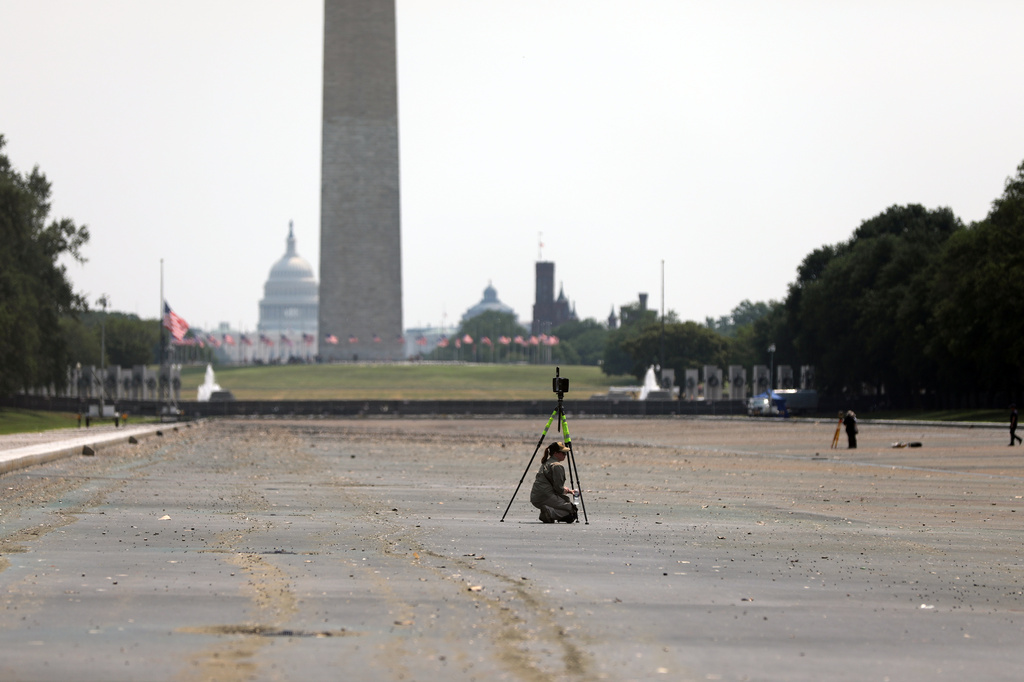 National Park Service workers investigate the Lincoln Memorial Reflecting Pool in Washington, Wednesday, July 15, 2026, in Washington. (AP Photo/Rahmat Gul)