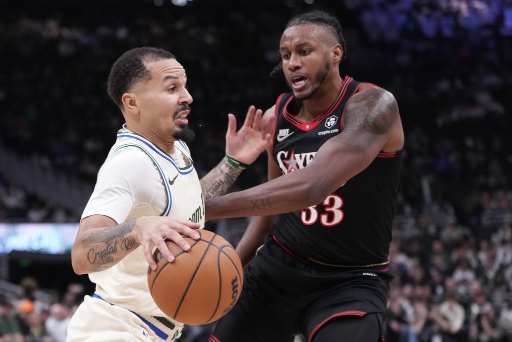 Milwaukee Bucks' Cole Anthony tries to get past Philadelphia 76ers' Jabari Walker during the first half of an NBA basketball game Thursday, Nov. 20, 2025, in Milwaukee. (AP Photo/Morry Gash)