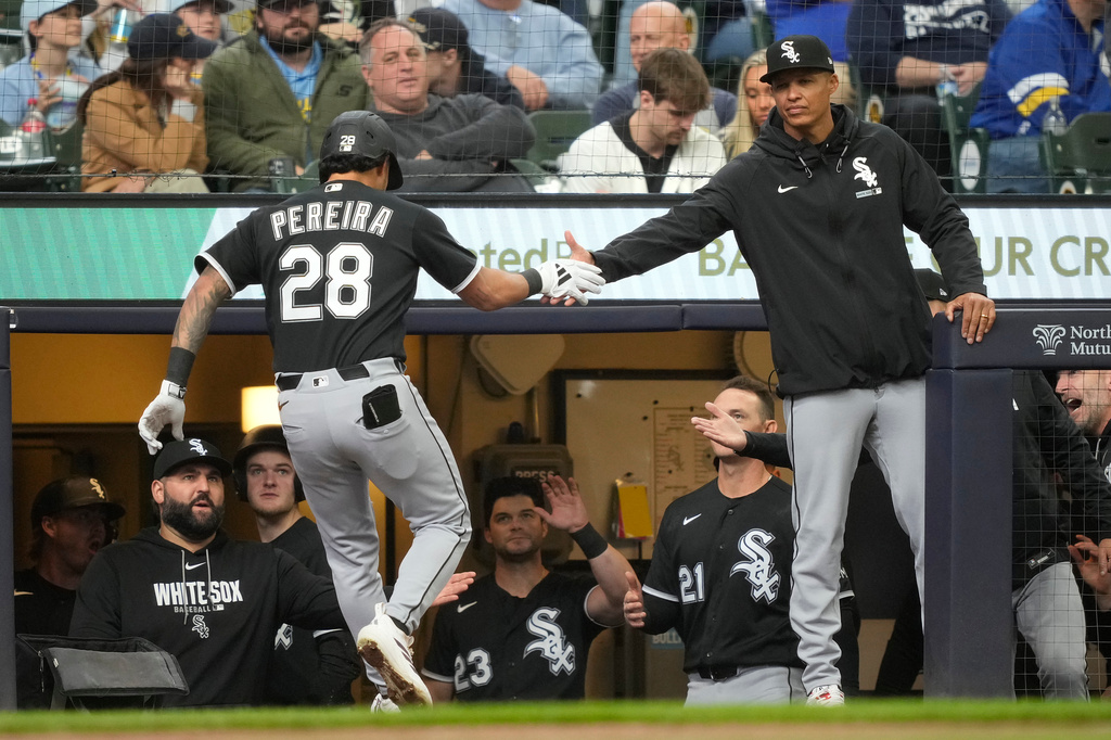 Chicago White Sox manager Will Venable, right, high-fives Everson Pereira after hitting a home run during the third inning of a baseball game against the Milwaukee Brewers, Sunday, March 29, 2026, in Milwaukee. (AP Photo/Kayla Wolf)
