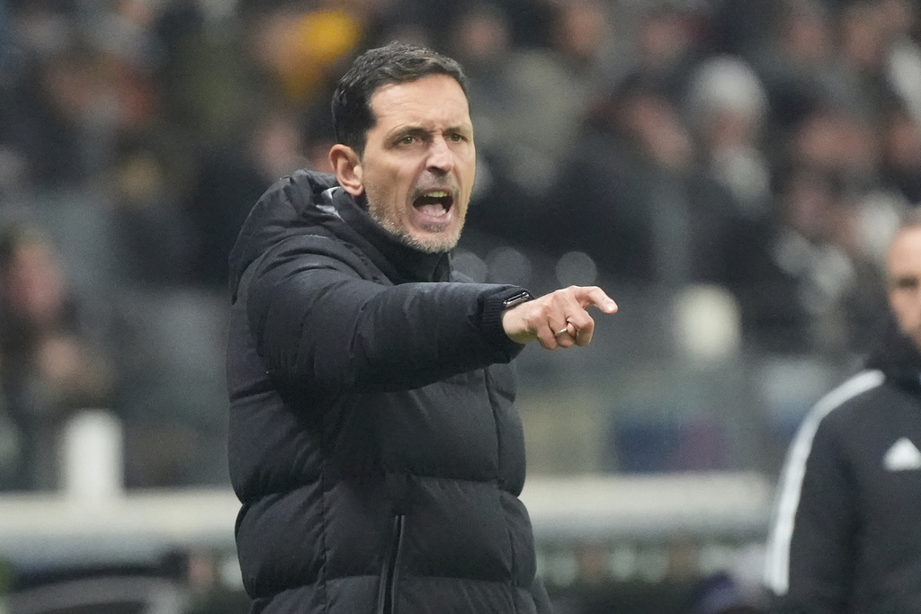 Frankfurt's head coach Dino Toppmoeller, left, gives instructions during the German Bundesliga soccer match between Eintracht Frankfurt and FC Augsburg in Frankfurt, Germany, Saturday, Dec. 13, 2025. (Marc Schueler/dpa via AP)
